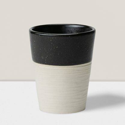 כוס לאטה לבן/שחור קרמיקה - ללא ידית 300 מ׳׳ל - גלים